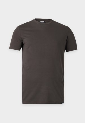 T-shirt uni marron foncé à manches courtes avec un petit label de marque à l'intérieur du col et dans l'ourlet inférieur.