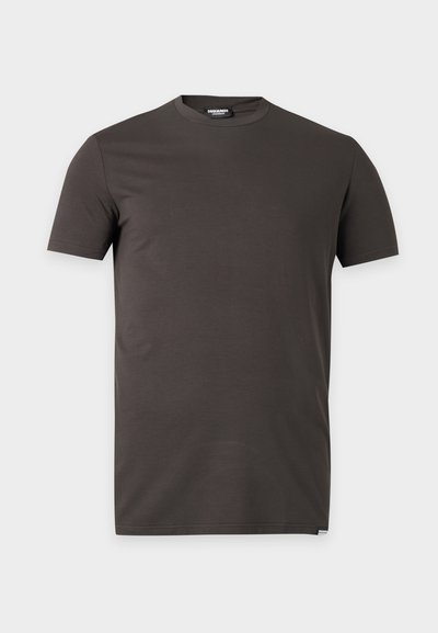 Απλό σκούρο καφέ T-shirt με κοντά μανίκια και στρογγυλή λαιμόκοψη, με μικρή ετικέτα της μάρκας στην εσωτερική πλευρά του γιακά και στο κάτω μέρος.