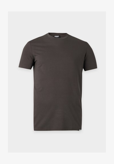 Απλό σκούρο καφέ T-shirt με κοντά μανίκια και στρογγυλή λαιμόκοψη, με μικρή ετικέτα της μάρκας στην εσωτερική πλευρά του γιακά και στο κάτω μέρος.