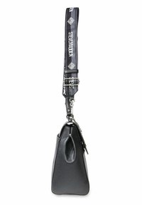 Bolso negro texturizado con forma cónica, que cuenta con una parte superior con cremallera y una correa desmontable con impresión de logotipo en blanco. Acentos en tono plateado.