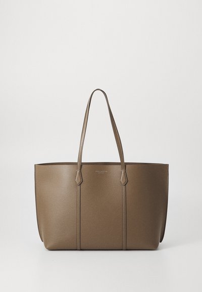 Bolso tote de cuero marrón con dos asas largas, forma rectangular, superficie texturizada y un hardware minimalista. Presenta una marca sutil en el frente.