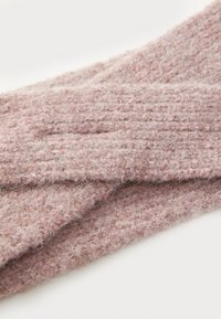 Stirnband aus Wollmischung in sanftem Rosa, mit einem gestrickten Muster strukturiert. Verfügt über ein geripptes Design für zusätzlichen Komfort und Wärme.