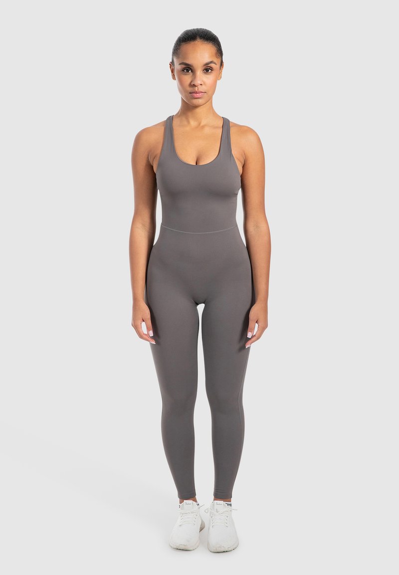 Grå atletisk jumpsuit med rund halsudskæring og brede stropper, der har en tætsiddende pasform. Materialet ser glat og strækbart ud, hvilket gør det ideelt til aktivt tøj.