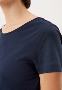 Marineblauwe katoenen t-shirt met een ronde hals, korte mouwen en een gladde textuur. Beschikt over subtiele naden en een getailleerd ontwerp.