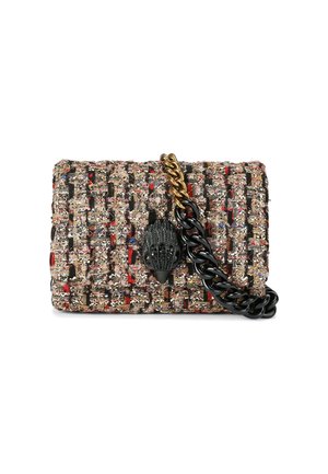 Sac à main en tweed multicolore tissé avec une bretelle chaîne épaisse noire et or et un fermoir noir orné en forme de feuille texturée.