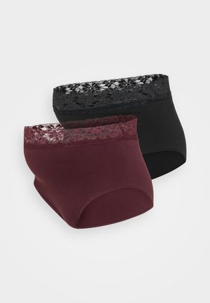 Dva para hipsterskih gaćica, jedno u burgundiju s čipkastim rubom, a drugo u crnoj boji sličnim čipkastim detaljima, izrađene od mekog materijala.