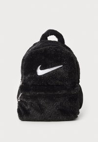 Melnā mākslīgās ādas mugursoma ar rāvējslēdzēju, noapaļota forma un balta Nike logo priekšpusē. Aprīkota ar augšējo rokturi un sānu acu kabatām.