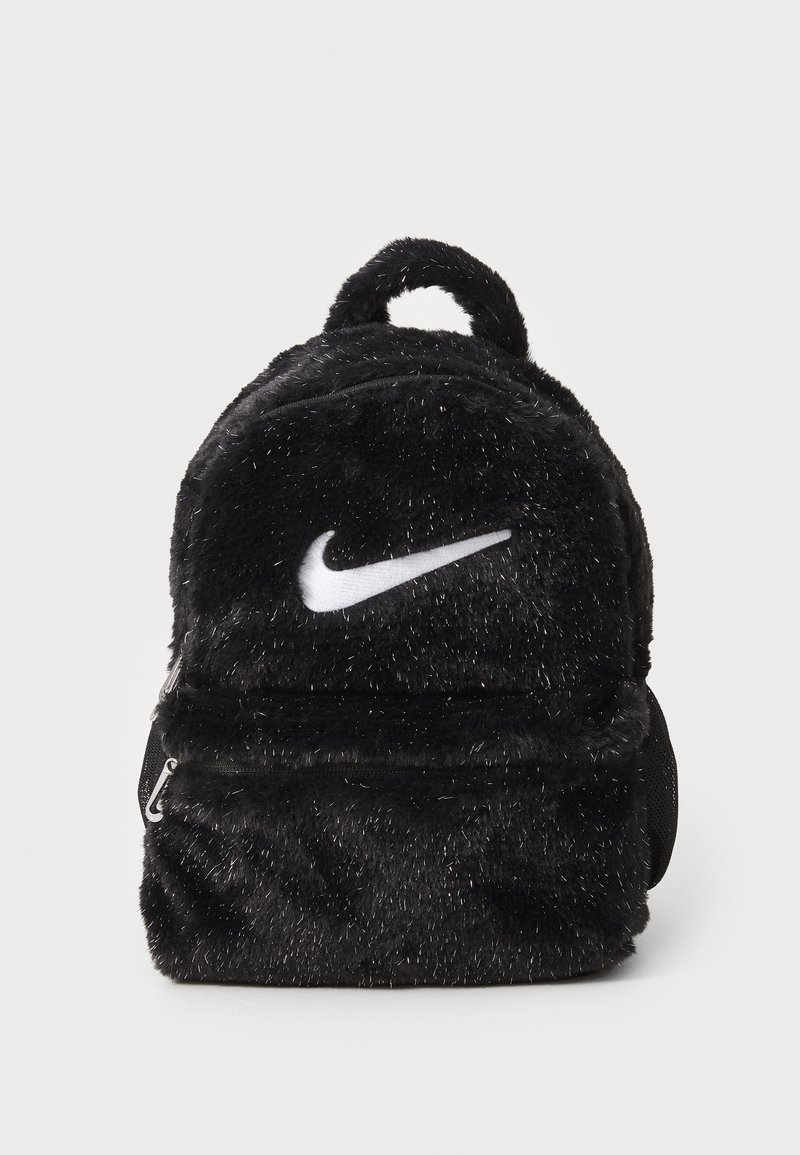 Μαύρο σακίδιο με φάκελο από ψεύτικη γούνα, με κλείσιμο φερμουάρ, στρογγυλό σχήμα και λευκό λογότυπο Nike στο μπροστινό μέρος. Έχει πάνω χερούλι και πλέγμα στις πλευρές.