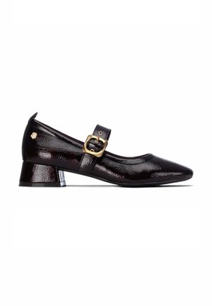 Zapato Mary Jane de charol negro con tacón bajo de bloque y correa con hebilla dorada, mostrado de lado sobre un fondo blanco.