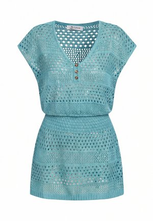 Vestido de punto de crochet azul claro con escote en V, tres pequeños botones delanteros, mangas tipo capa y cinturilla elástica.