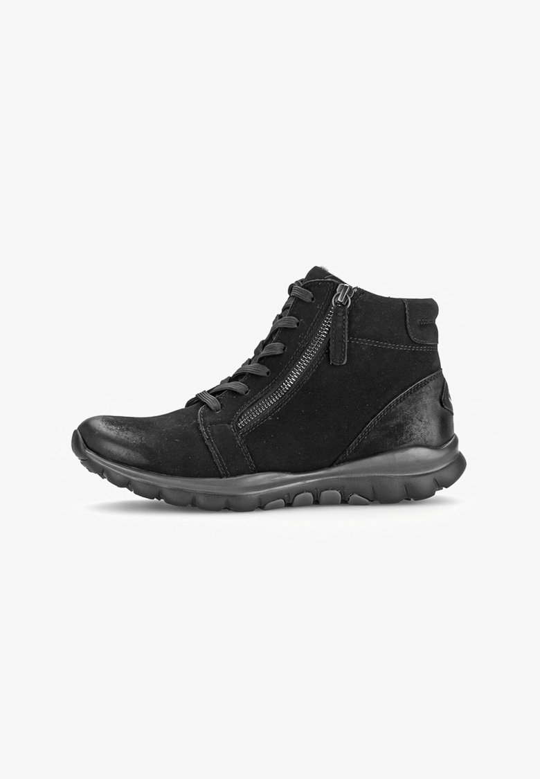 Zwarte enkelboots van een combinatie van suede en gladleer, met een vetersluiting aan de voorkant, een rits aan de zijkant en een ronde rubberen zool.