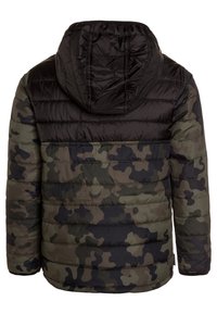 Kurtka ocieplana z wzorem moro w odcieniach zieleni i czerni. Posiada kaptur oraz pikowaną teksturę na plecach i rękawach.