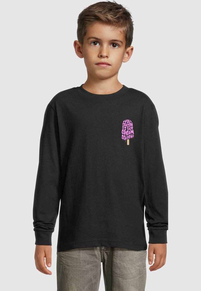 Svart long-sleeve t-skjorte med et rosa iskremgrafikk og teksten "SEASON ICE CREAM SEASON" på venstre brystområde.