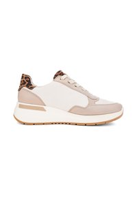 Baskets en cuir beige et blanc avec un talon à imprimé léopard. Elles présentent une épaisse semelle blanche et des accents beiges. Design à lacets.