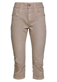 Pantalones cortos beige con botón y cremallera frontales, trabillas para cinturón y bolsillos delanteros y traseros, exhibidos sobre un fondo blanco.