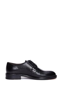 Chaussure habillée en cuir noir avec une surface texturée, un bout arrondi et un petit talon empilé. Caractérisée par un design traditionnel à lacets.