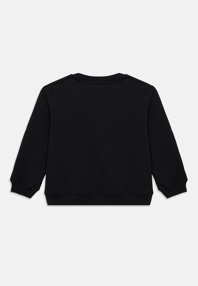 Svart langermet crewneck-genser med ribbestrikkede mansjetter og kant, vist bakfra på hvit bakgrunn.