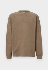 Maglione marrone a costine con maniche lunghe, scollo rotondo e polsini aderenti. Texture morbida e design semplice, adatto per un look casual.