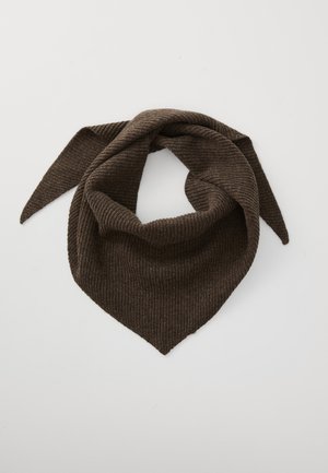 Brun rippede tørklæde med en trekantet form og spidse ender, lavet af tekstureret strikmateriale. Enkelt design, der er velegnet til forskellige stylingmuligheder.