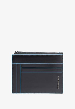 Zwarte leren portemonnee met een kaarthouder en blauwe contrasterende stiksels. Bevat meerdere kaartsleuven en een ritsvak aan de bovenkant.