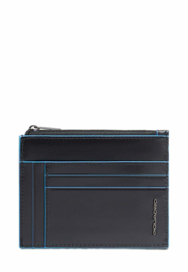 Portafoglio in pelle nera con cuciture a contrasto blu. Presenta più fessure per carte e un compartimento con zip nella parte superiore.