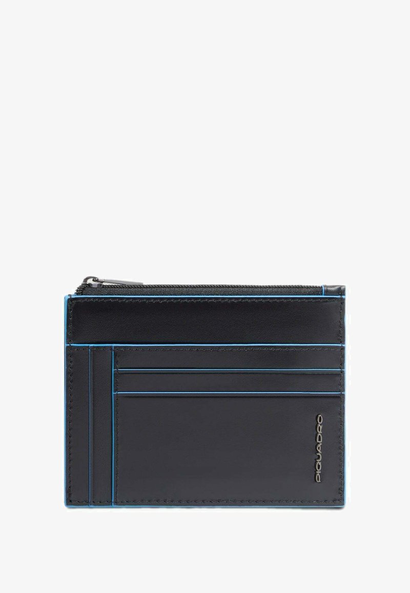 Portafoglio in pelle nera con cuciture a contrasto blu. Presenta più fessure per carte e un compartimento con zip nella parte superiore.