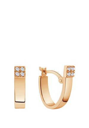 Złote kolczyki w kształcie kół z gładką, wypolerowaną powierzchnią i kwadratowym przekrojem, ozdobione błyszczącymi, przezroczystymi kryształami.