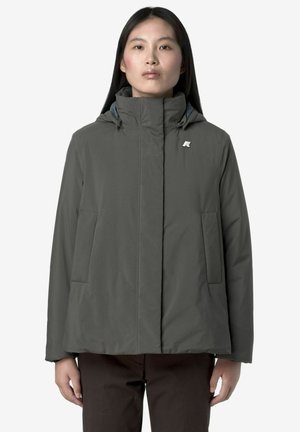 Giacca con cappuccio grigio scuro con finitura liscia e strutturata, dotata di due tasche anteriori e un piccolo logo sul petto sinistro.