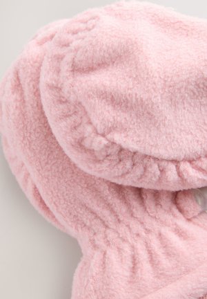 Capuche pour enfants en polaire rose avec des accents en forme d'oreilles, tissu texturé, bords froncés et détail de fermeture par bouton. Conception douce et chaude.