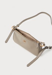 Bolsa de mão em couro cinza com acessórios dourados, fecho com zíper e alça ajustável. O design é alongado, com uma textura suave e uma detalhação mínima.