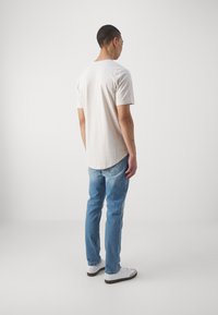 Wrangler LARSTON - Traperice uskog kroja - clever