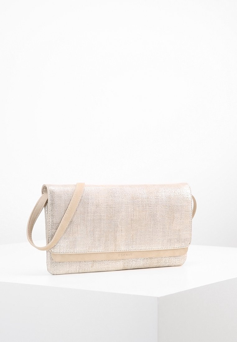 Pochette métallique beige avec un extérieur texturé, fermeture à rabat et une fine bandoulière. Dispose d'un logo discret à l'avant.