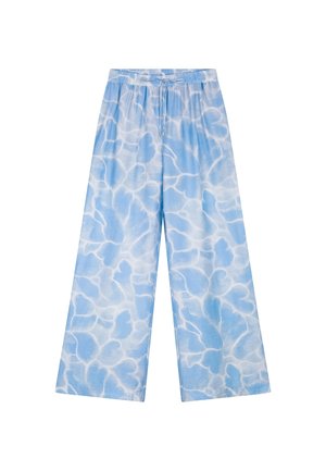 Losvallende lichtblauwe broek met wit abstract wolkachtig patroon en elastische tailleband met trekkoord.