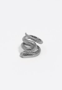 Anillo de plata en forma de serpiente con una superficie texturizada que imita las escamas, presentando un diseño enroscado y extremos suaves, sobre un fondo neutro.