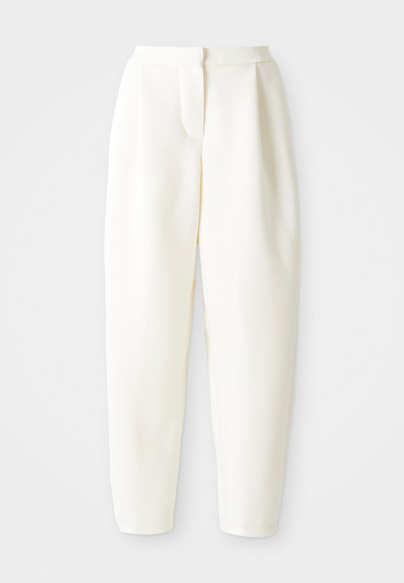 Pantaloni bianchi a vita alta e gamba affusolata con chiusura frontale nascosta e tasche laterali, esibiti su uno sfondo bianco semplice.