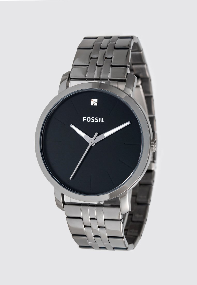 Reloj de acero inoxidable con una esfera negra redonda, marcadores de hora y agujas plateados, que presenta una pulsera metálica en un diseño de eslabones.