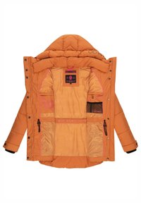 Oranžová puff jacket s prešívaným dizajnom, obsahujúca odnimateľnú kapucňu, vnútorné vrecká a ružové akcenty na podšívke a švoch.
