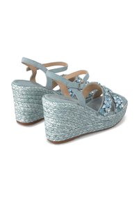 Sandali wedge blu con suole in corda intrecciata, decorati con strass blu chiaro, dotati di più cinturini e una finitura morbida e texturizzata.
