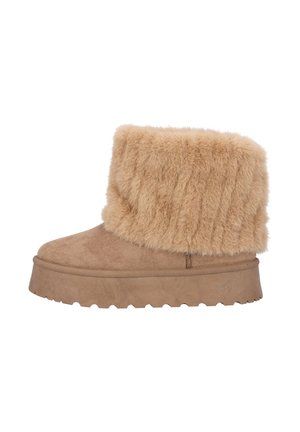 Bottines beiges avec semelle plate, dotées d'une tige en fausse fourrure douce et d'un bas en suède. Le design comprend une semelle épaisse et texturée.