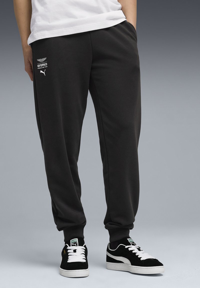 Puma ASTON ARAMCO TEAM ESSENTIALS JOGGING - Teplákové kalhoty - black