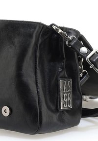 Czarna skórzana torebka na ramię z błyszczącym wykończeniem, regulowanym paskiem, srebrnymi akcesoriami oraz prostokątną srebrną metką z napisem "A.S. 98."
