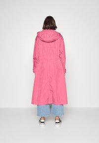 BOSS Tunn jacka - pink