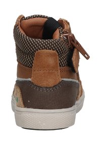 Bruine suede en textiel hoge sneaker met een patroon op de achterkant, klittenbandsluiting en crèmekleurige rubberen zool. Voorzien van een trekhaak voor gemakkelijke toegang.