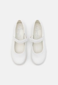 Bílé kožené boty Mary Jane s kulatou špičkou, plochou podrážkou a páskem přes nárt. Hladký povrch a minimalisticé designové detaily.