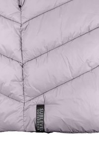 Vadderad ytterklädsel i ljus lavendel, med ett zickzackmönster och en svart etikett med "SUBLEVEL OUTERWEAR" på sidan. Slät textur.