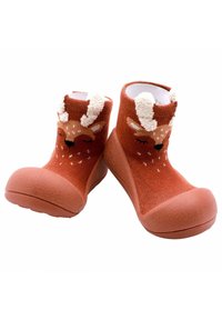 Calcetines de punto naranjas con diseño de cara de ciervo, cuernos esponjosos blancos y suelas de goma texturizadas. Altura de tobillo corta con material suave.