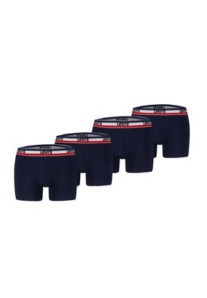 Vier marineblaue Herren Boxershorts mit einem Levi's gebrandeten Bund in Weiß, Rot und Blau, diagonal angeordnet.