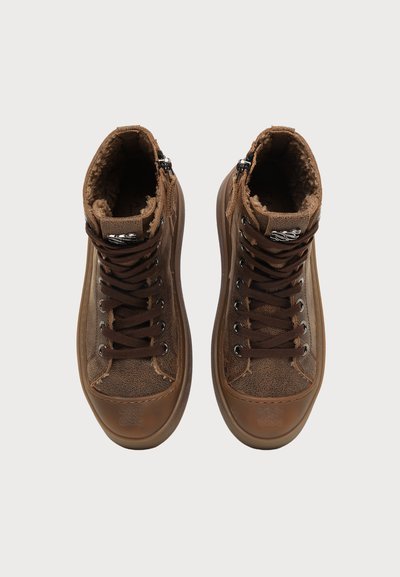 Καφέ sneakers με ψηλό πάτο, χοντρές λαστιχένιες σόλες, σκούρα καφέ κορδόνια, πλευρικά φερμουάρ και μαλακή επένδυση φλις στο εσωτερικό.