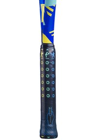 Bunter Sportsschläger mit einem blauen und gelben Grafikerdesign. Der schwarze Griff hat eine strukturierte Oberfläche und bunte Aktivitätssymbole.