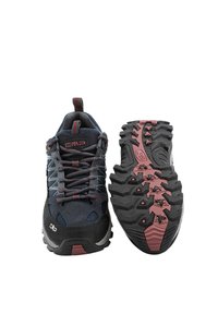 Scarpe da trail running con una tomaia blu scuro, accenti grigi e una suola in gomma nera robusta con tacchetti rossi per la trazione e una punta rinforzata.